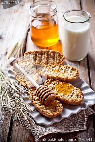 Image of crackers, milk and honey 