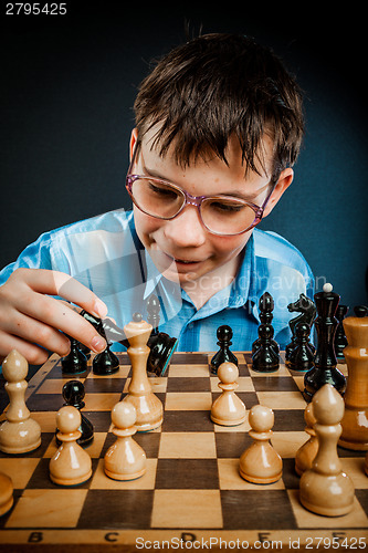 Image of Nerd play chess