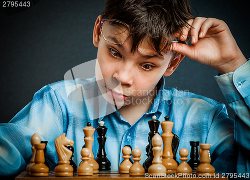 Image of Nerd play chess