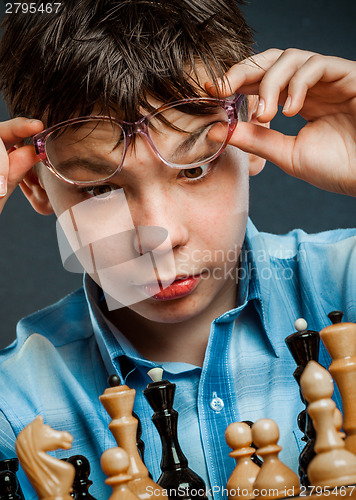 Image of Nerd play chess