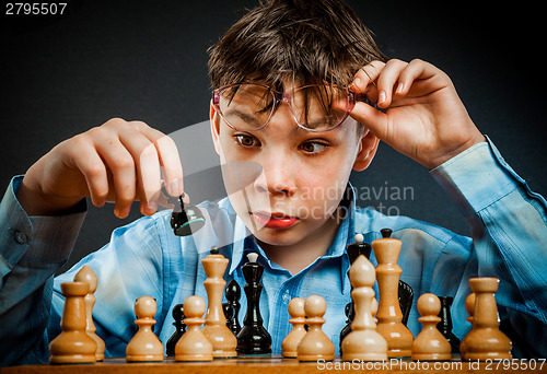 Image of Nerd play chess