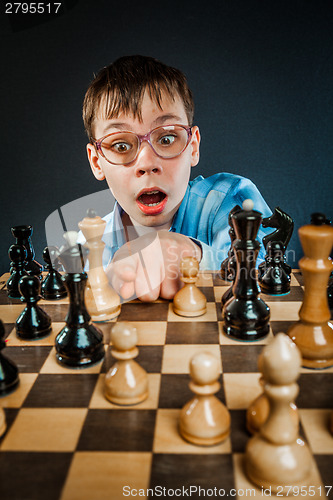 Image of Nerd play chess