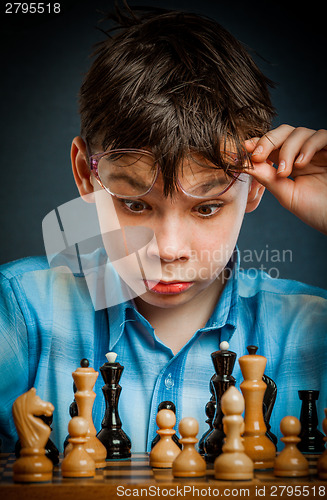 Image of Nerd play chess