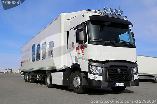 Image of White Renault T-series truck for Long Haul