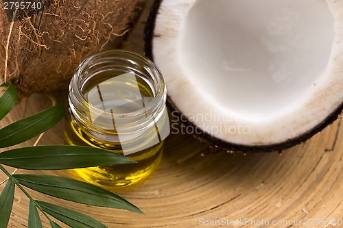 Image of Coconut and coconut oil 