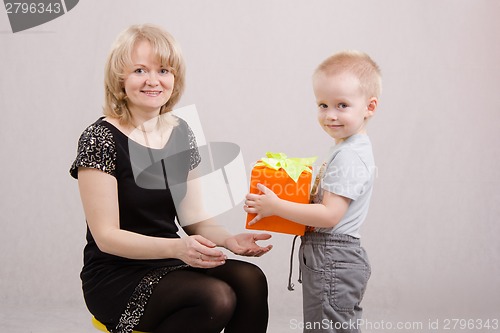 Image of Boy congratulates mom happy birthday