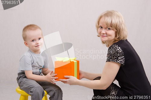 Image of Mom giving a gift to his son