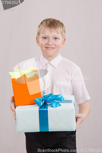 Image of Teen gives gifts