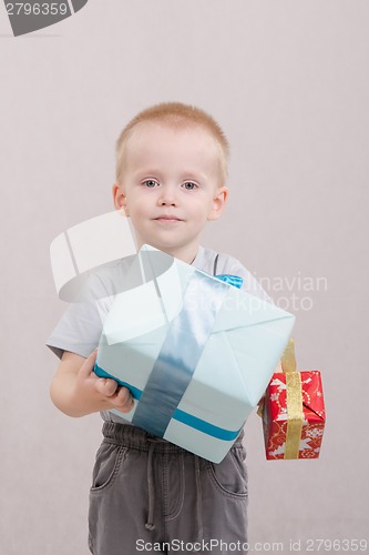 Image of The boy gave gifts