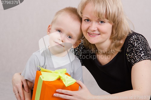 Image of The boy and his mother with a gift