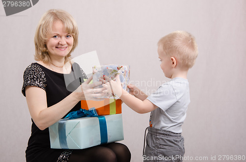Image of Five year old mom gives a gift