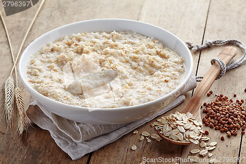 Image of Bowl of various flakes porridge