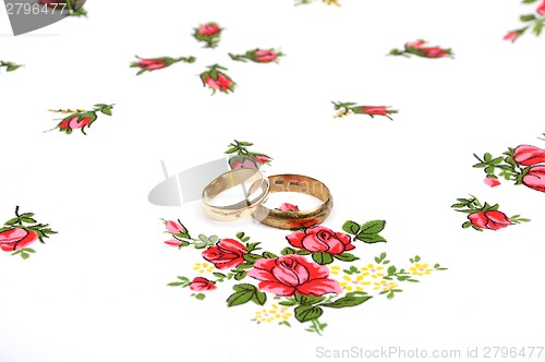 Image of Arrangement with wedding rings