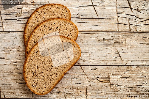 Image of three slices of rye bread 