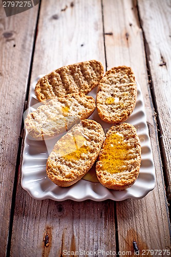 Image of crackers with honey in plate