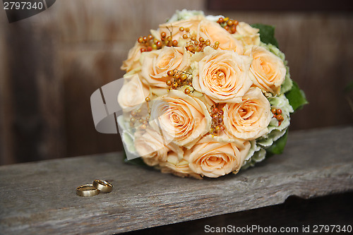 Image of Bridal bouquet with wedding rings