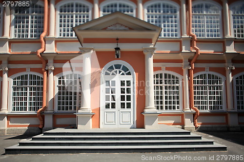 Image of grand entrance to the palace