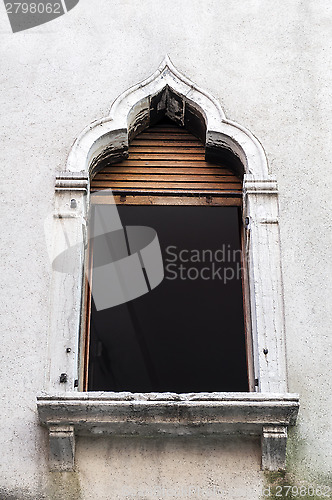 Image of Venetian window.