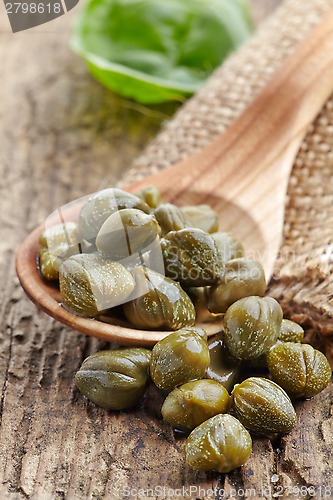 Image of Capers in a wooden spoon