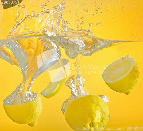 Image of lemon thrown into the water with splash