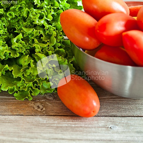 Image of lettuce salad and tomatoes