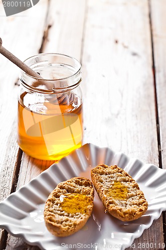 Image of crackers in plate and honey 