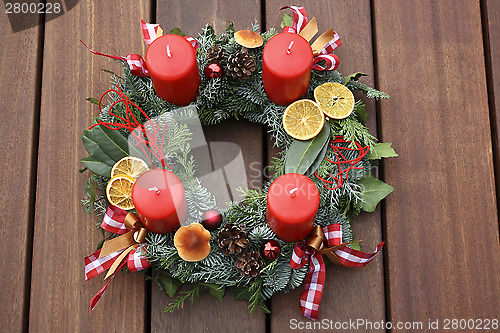 Image of Christmas wreath with red candles