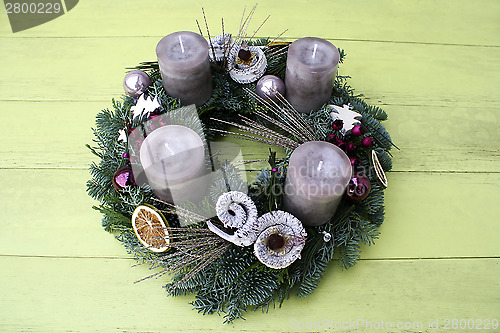 Image of Christmas wreath with grey candles