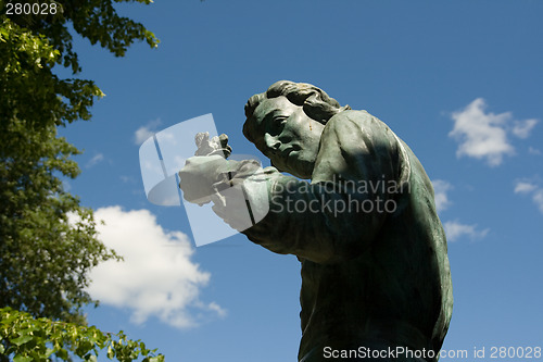 Image of Carl von Linné statue in Linné garden Uppsala
