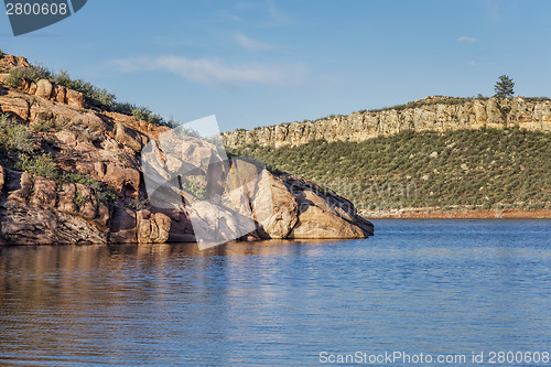 Image of mountain lake with sandstone cliffs