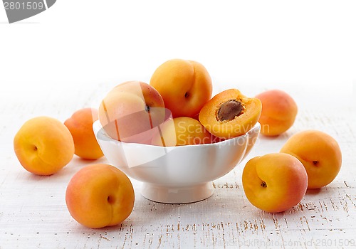 Image of bowl of apricots