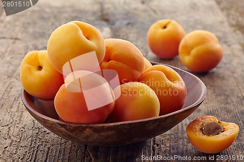Image of bowl of apricots