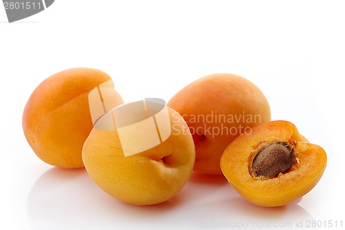 Image of fresh apricots 