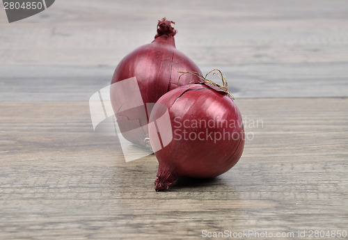 Image of Onions on wood