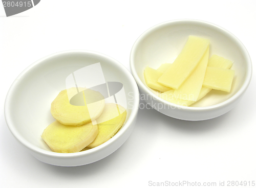 Image of Ginger and bamboo in two bowls of chinaware