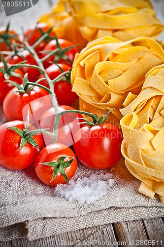 Image of uncooked pasta and fresh tomatoes 