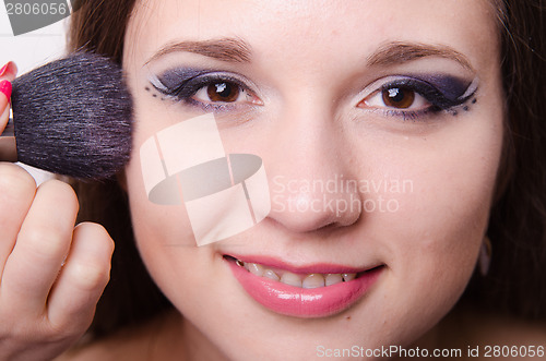 Image of Model is applied to the face powder
