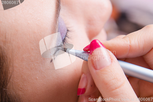 Image of Makeup artist draws arrows