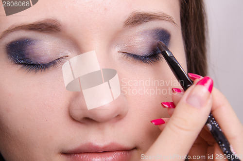 Image of Drawing shadows on the eyelids as makeup