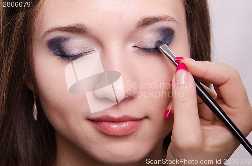 Image of Drawing bright shadows on girl's eyelids with makeup