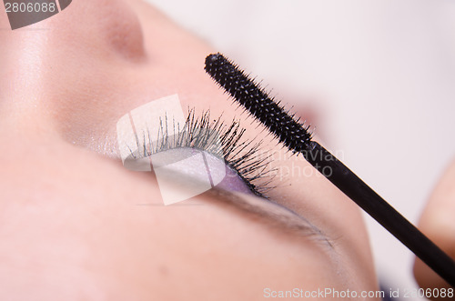 Image of Close-up applying mascara on eyelashes