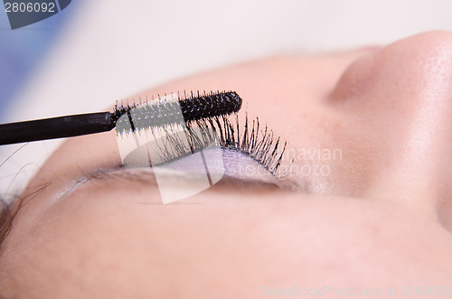 Image of Makeup artist tints lashes mascara