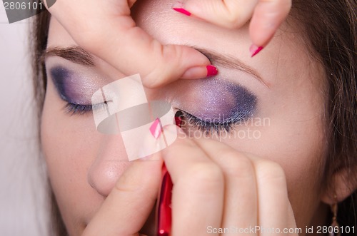 Image of Makeup artist brings pencil eyelashes girl