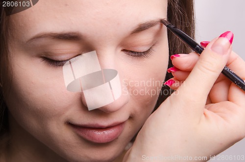 Image of Makeup artist brings eyebrow brush model