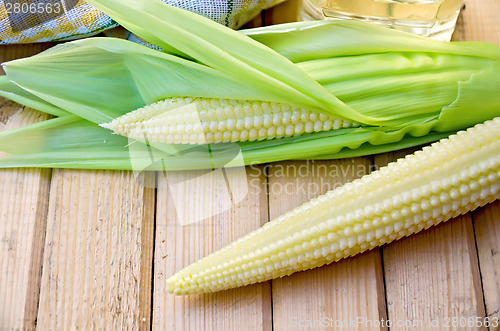 Image of Corncob with oil and napkin on board