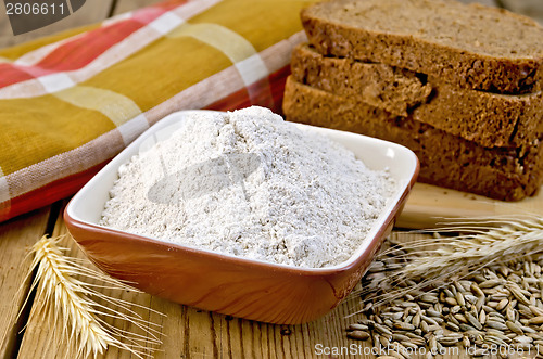 Image of Flour rye in bowl with bread on board