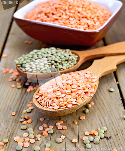 Image of Lentils red and green in spoon with bowl on board