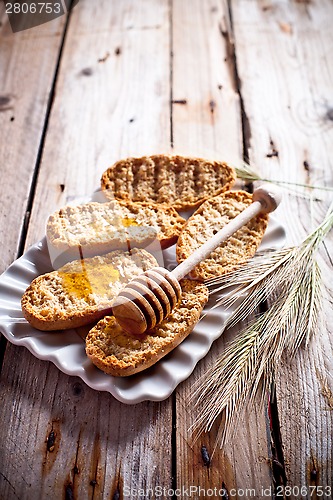 Image of crackers with honey 