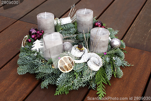 Image of Christmas wreath with grey candles