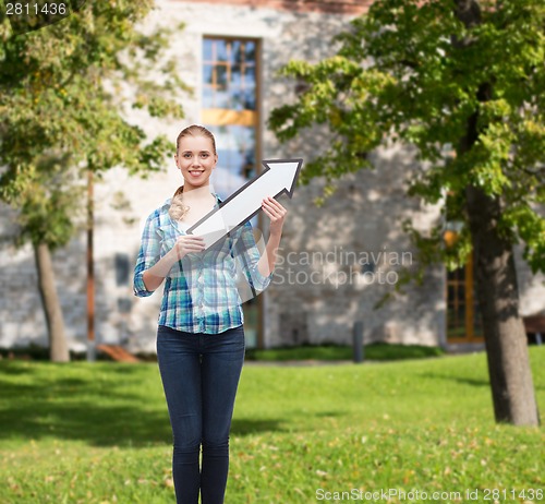 Image of smiling young woman with arrow poiting up